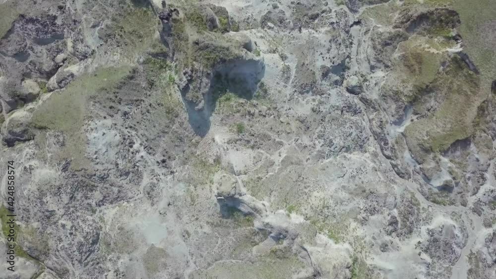 Sobrevuelo de Drone en desierto gris en Tatacoa