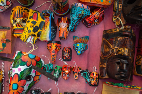 Máscaras artesanales guatemaltecas photo