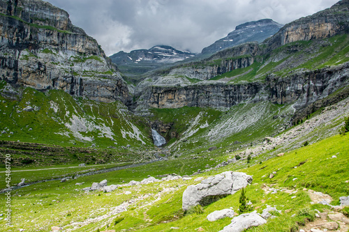 La cascada de la cola de caballo aparece rodeada de praderas de alta montaña y rocas talladas durante la última glaciación en el Parque nacional de Ordesa, España