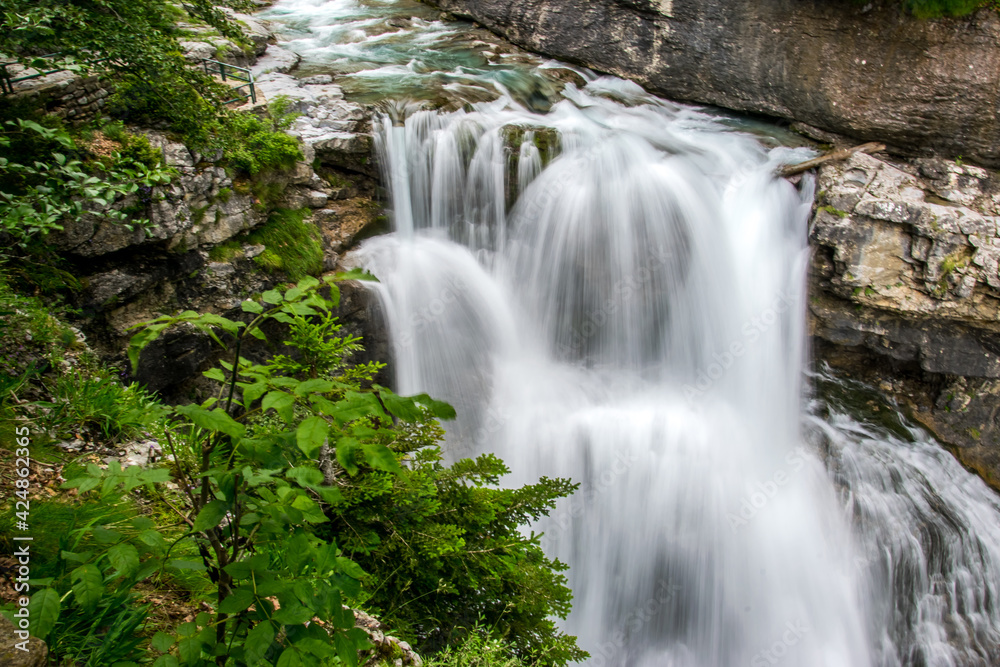Fotografía de larga exposición que permite hacer sedosas las aguas de un arroyo que forman una pequeña cascada en el Parque Nacional de Ordesa y Monte Perdido, en los Pirineos españoles Fotografía de larga exposición que permite hacer sedosas las aguas de un arroyo que forman una pequeña cascada en el Parque Nacional de Ordesa y Monte Perdido, en los Pirineos españoles
