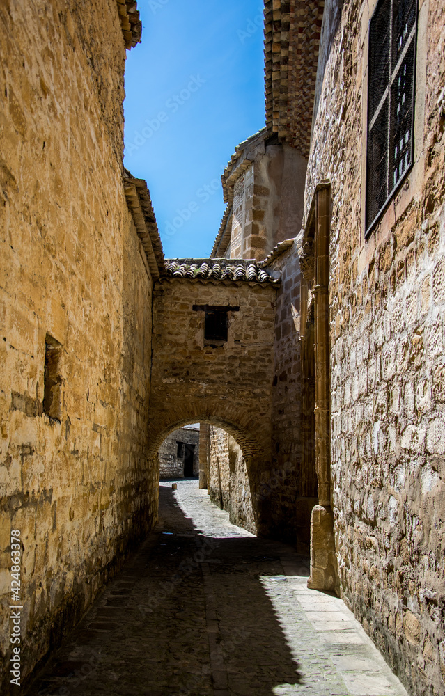 Un arco de piedra que conecta dos casas solariegas medievales en el casco histórico de Baeza, España, reconocido en la lista del Patrimonio Mundial de la UNESCO