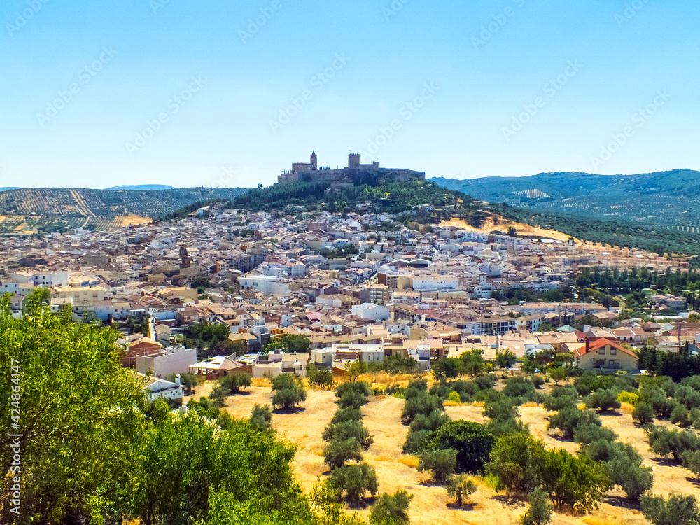 Vista de la localidad de Alcalá la Real, España, con sus casas bajas y los olivos que la rodean