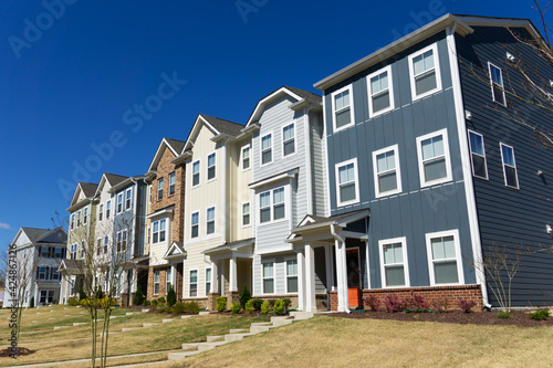 A row of attached residential suburban townhomes © Konstantin L