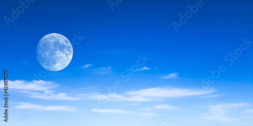 Hintergrund Panorama Himmel blau wolken wolkig Halbmond zunehmender abnehmender Mond Sonnensystem Planeten Erde Abend Nacht Sterne Kugel Vollmond Satellit lunar Luna all Astronomie