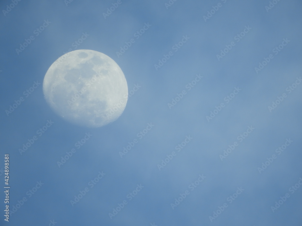 Luna, cielo azul y neblina