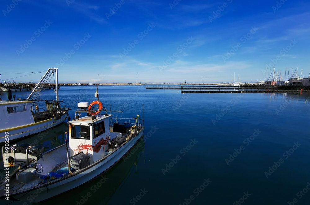 Barche in porto nel blu del mare Adriatico