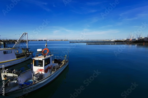 Barche in porto nel blu del mare Adriatico