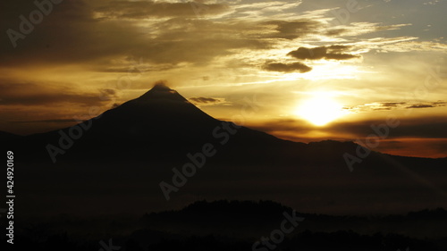 The sun rising from behind the mountain indicates that the sun has risen and is ready to welcome the day