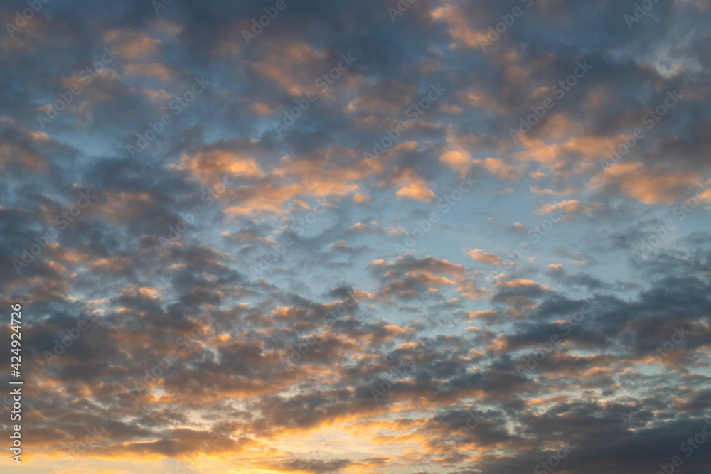 Obraz premium Blue yellow cloudy sunrise sky view.