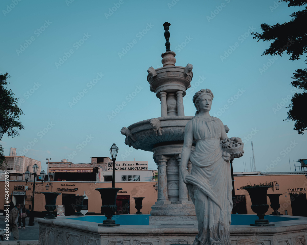 Fototapeta premium estatua, arquitectura, monumento, house of god, ciudad, cielo, edificio, plaza, trujillo, historia, azul, viajando, viejo, religiones, hito, turismo, arte, gemas, columna, antiguas, 