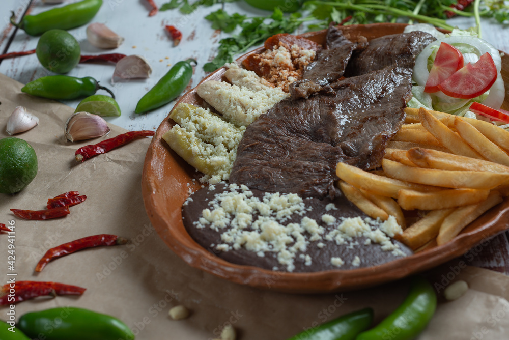 arrachera mexicana con enchiladas y papas fritas, platillo mexicano con