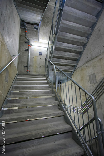 中央環状線山手トンネルの非常階段（目黒区・東京）