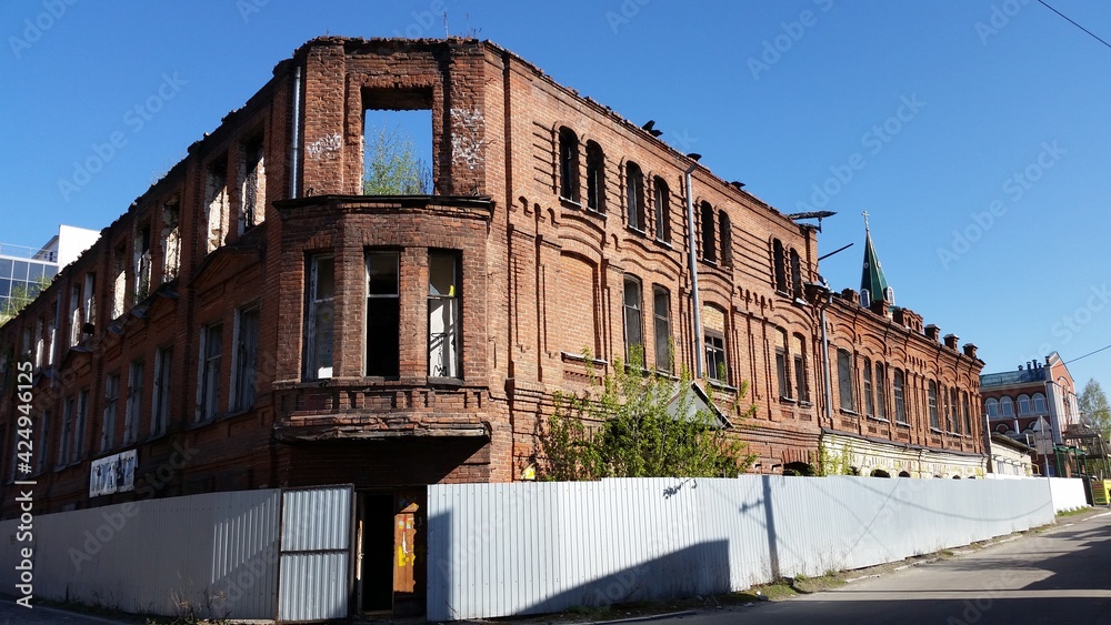 An old ruined building on Malo-Olonskaya Street, 21 in Barnaul. The former home of merchant Vasily Poskotinov