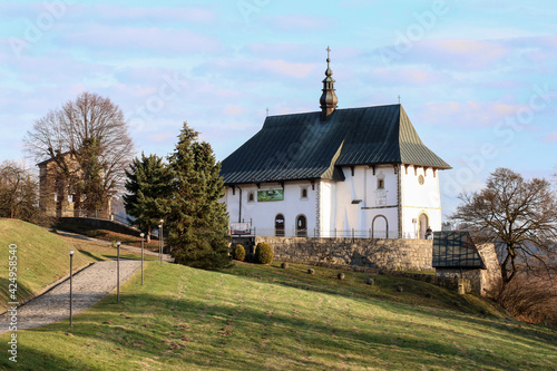 Foto TROPIE, POLAND - MARCH 31, 2021: A church and hermitage