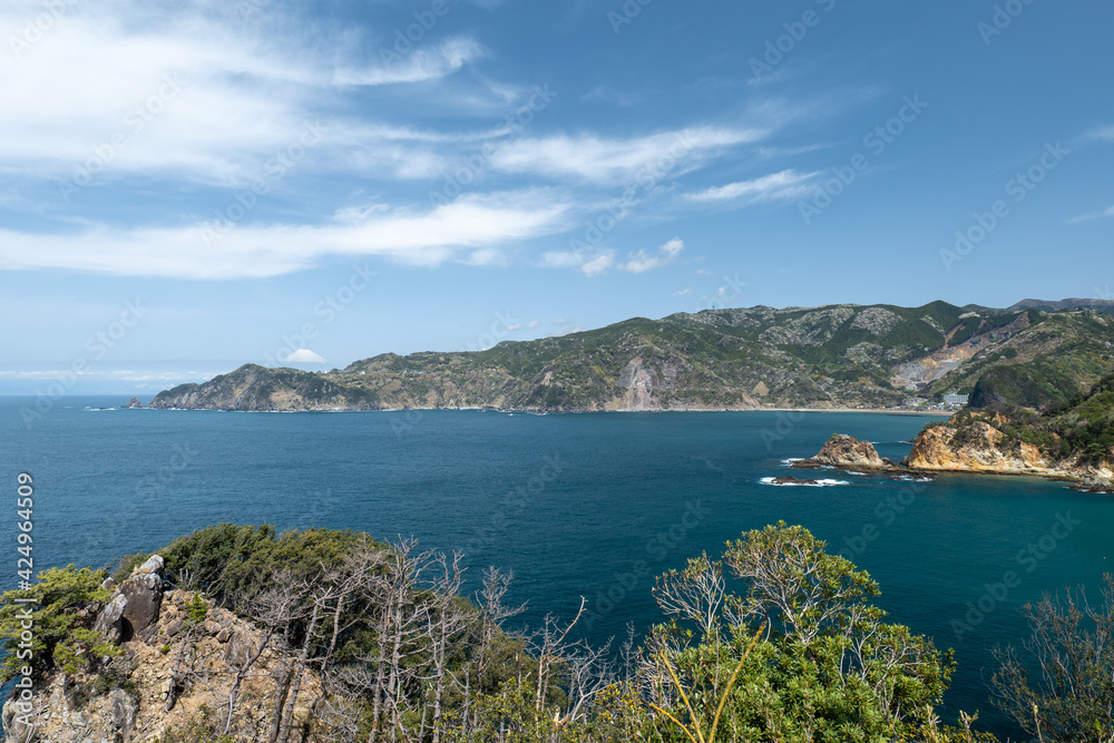 青空広がる西伊豆黄金崎の風景　3月