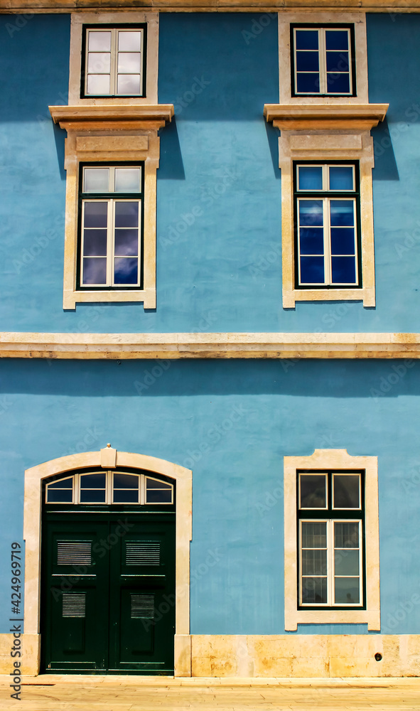 Obraz premium Old colorful and majestic facades in Lisbon