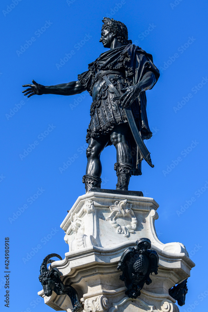 Augustus-Statue auf einem der Augsburger Prachtbrunnen auf dem Rathausplatz