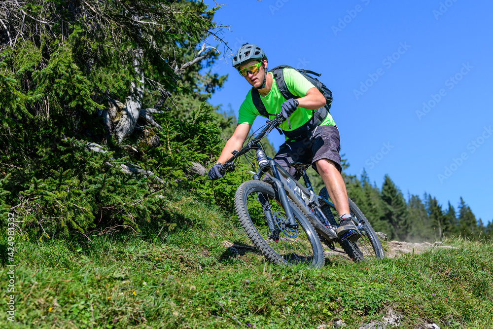 Mountainbiker beherrscht sein Rad in kniffligem Gelände