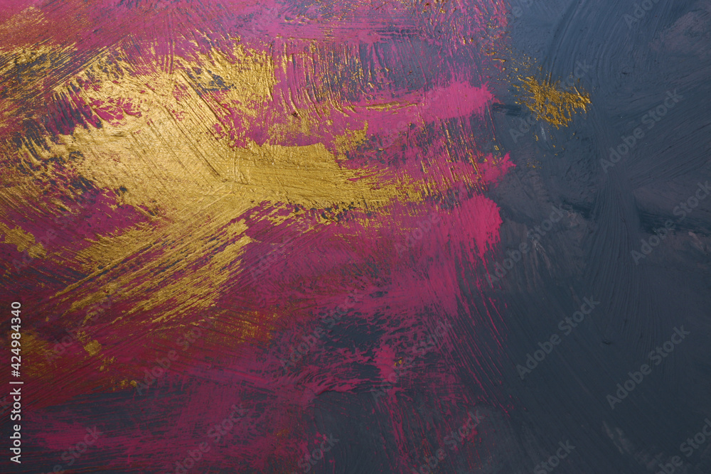 Texture materica dipinta con effetto spatolato in varie tonalità che spaziano dal rosa al viola, dall’azzurro al grigio e con pennellate in oro; spazio per testo