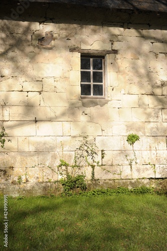 Petite fenêtre dans une ferme en tuffeau (Touraine - france) photo