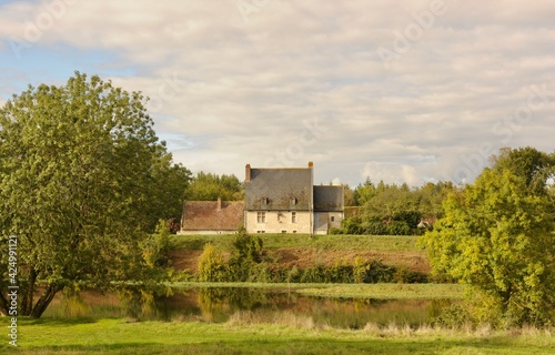 Vieille ferme en pierre tuffeau au bord de la rivière Le cher en France