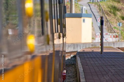 Seitlicher Blick entlang an einer im Bahnhof wartenden Stadtbahn photo