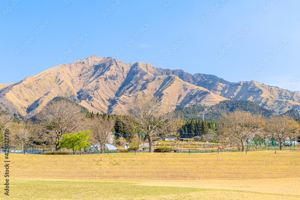 一心行公園から見た春の烏帽子岳　熊本県阿蘇市　Mt.Eboshidake seen fom Isshingyou park in spring Kumamoto-ken Aso city