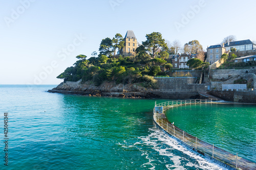 Quadro su tela Plage de l'écluse à marée haute et sa piscine naturelle porte d'émeraude, Dinard