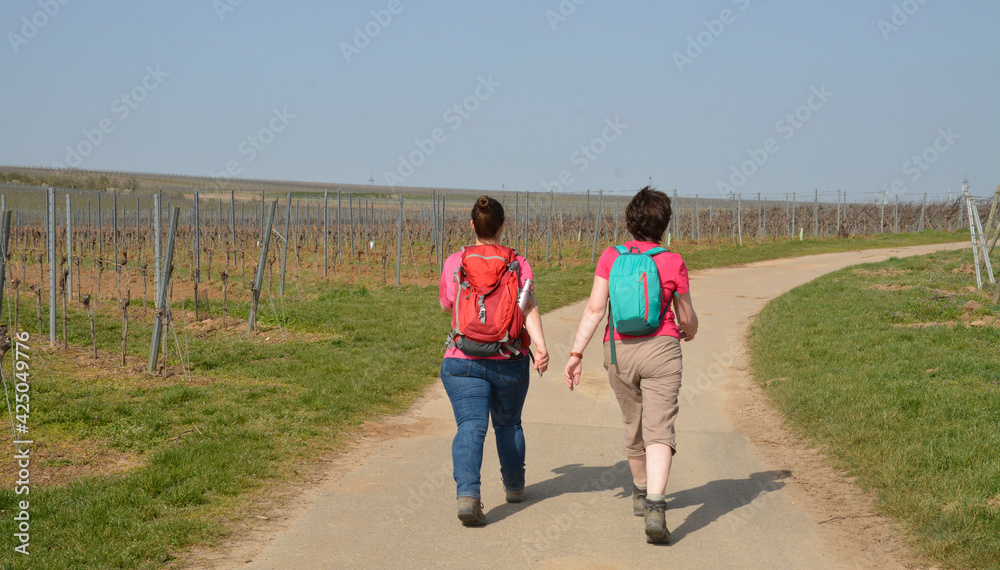zwei frauen wandern zwei frauen wandern
