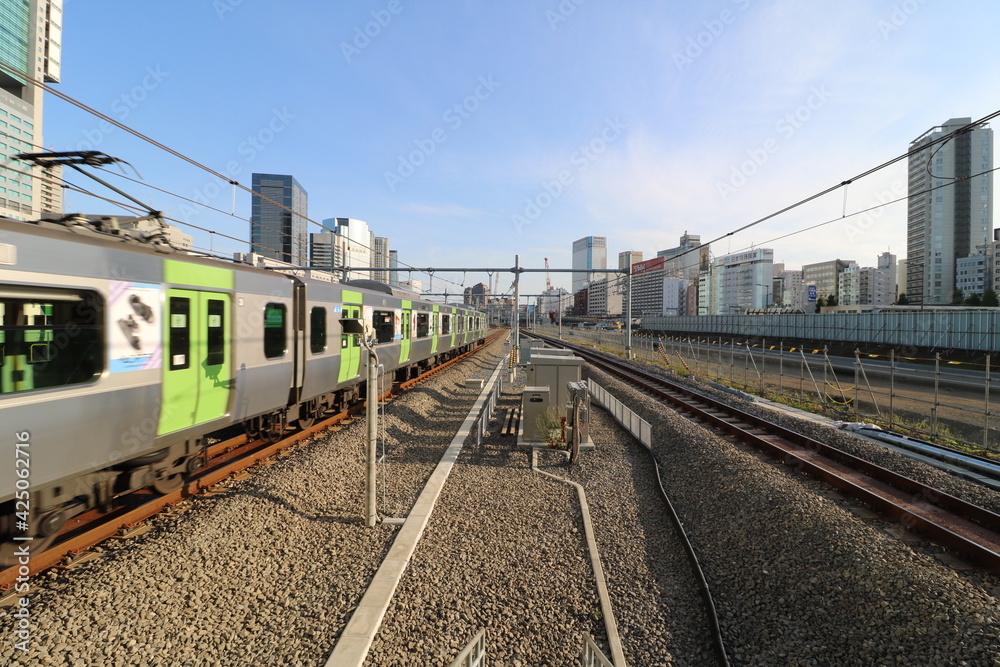 Fototapeta premium 山手線の高輪ゲートウェイのホームからの景色
