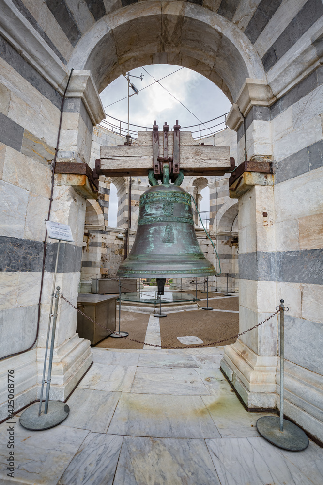 Obraz premium View of a bell situated on top of the leaning tower in Pisa, Italy