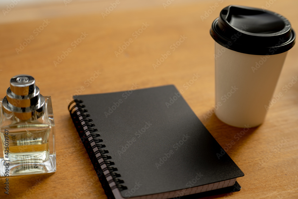 黒いメモ帳とコーヒー 黒いメモ帳とコーヒー