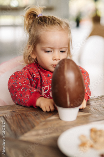 Pâques, enfant gros oeuf en chocolat
