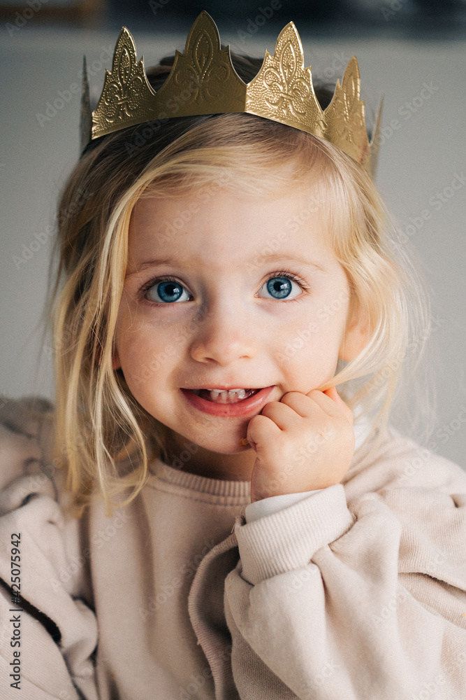 enfant avec couronne et galette des rois Stock Photo