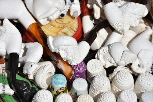 Foto Meerschaum pipes in the form of sculptures and some souvenirs made from meerschaum