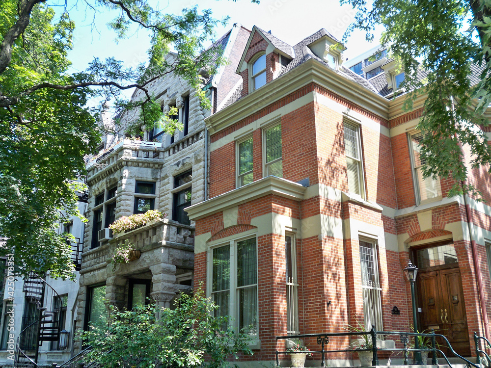 Naklejka premium A sunny Sunday walk on a typical street in Lincoln Park Square, on the north side of Chicago, Illinois