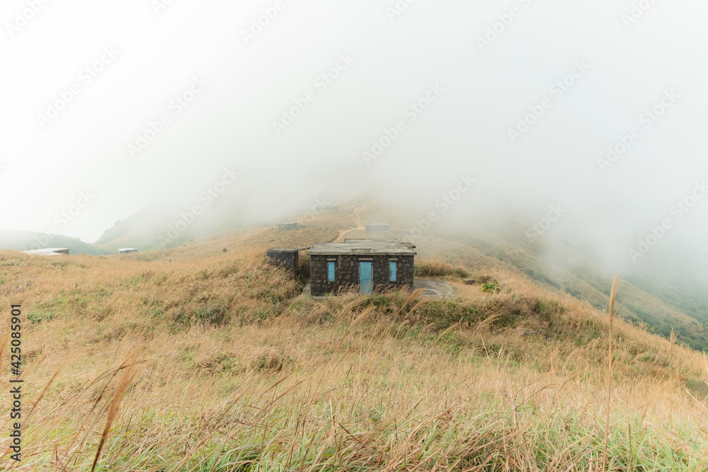 Obraz premium Epic Misty Morning Landscape of Sunset Peak on Lantau Island, Hong Kong