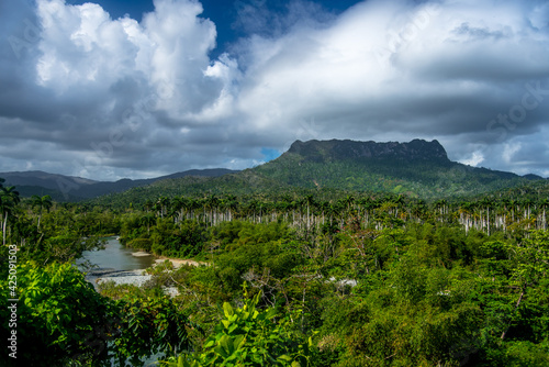Obraz na płótnie El Yunque is a 575-metre-high (1,886 ft) mountain located 7 km (4.3 mi) west of Baracoa and the Baracoa Bay in Cuba's Guantanamo Province. w salonie