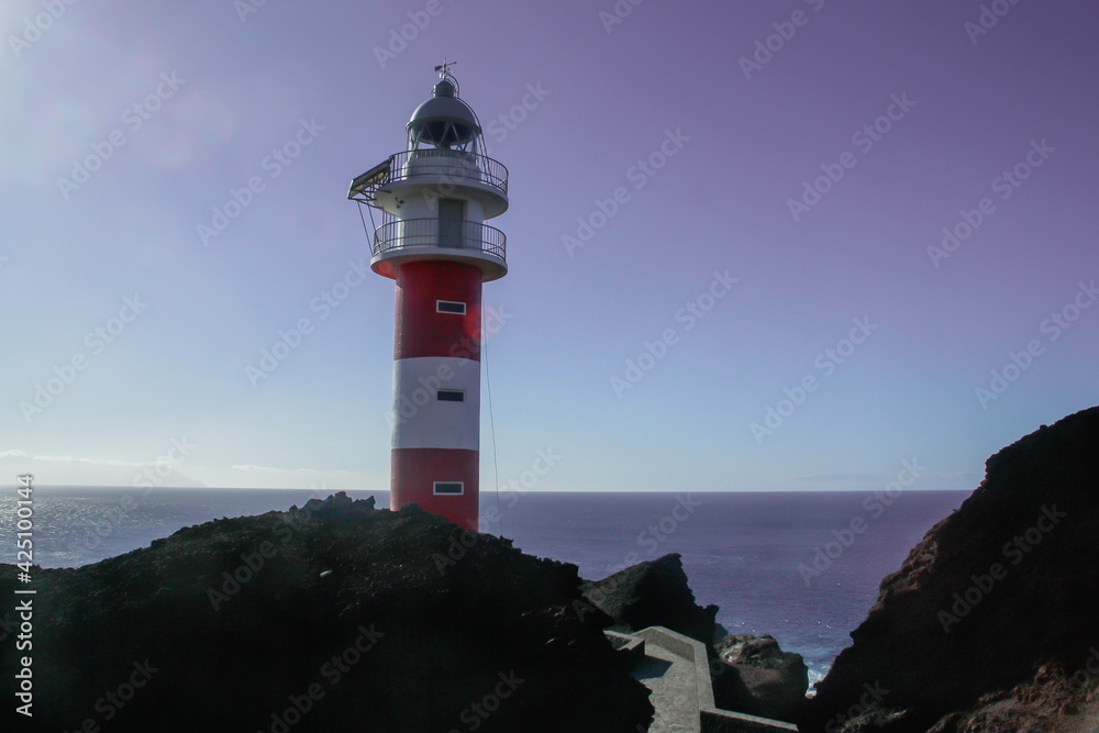 Faro de Punta de Teno, construido en 1893 en la isla de Tenerife. Faro localizado en el suroeste de la isla con el océano Atlántico al fondo.