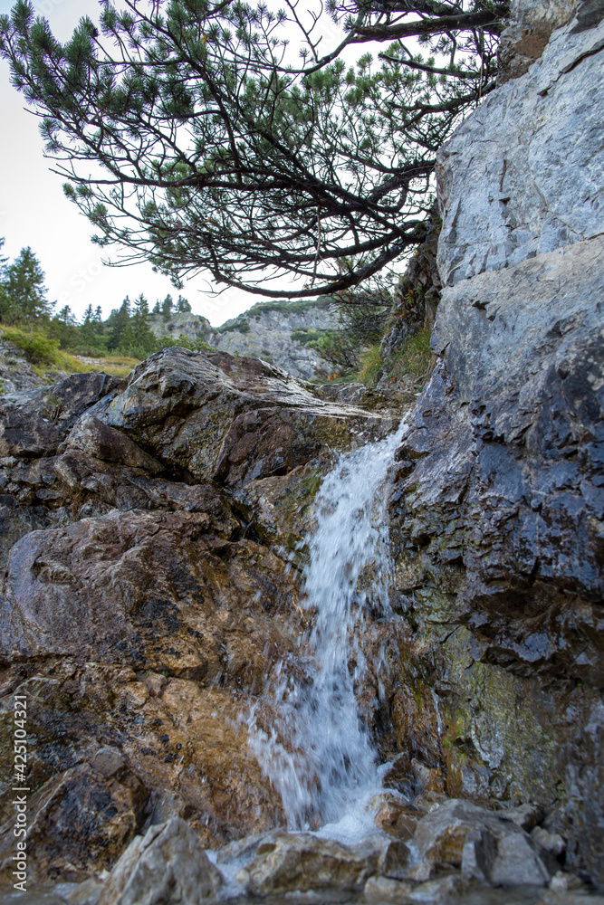 Obraz premium travel germany and bavaria, water flowing over a stone wall on the top of a mountain