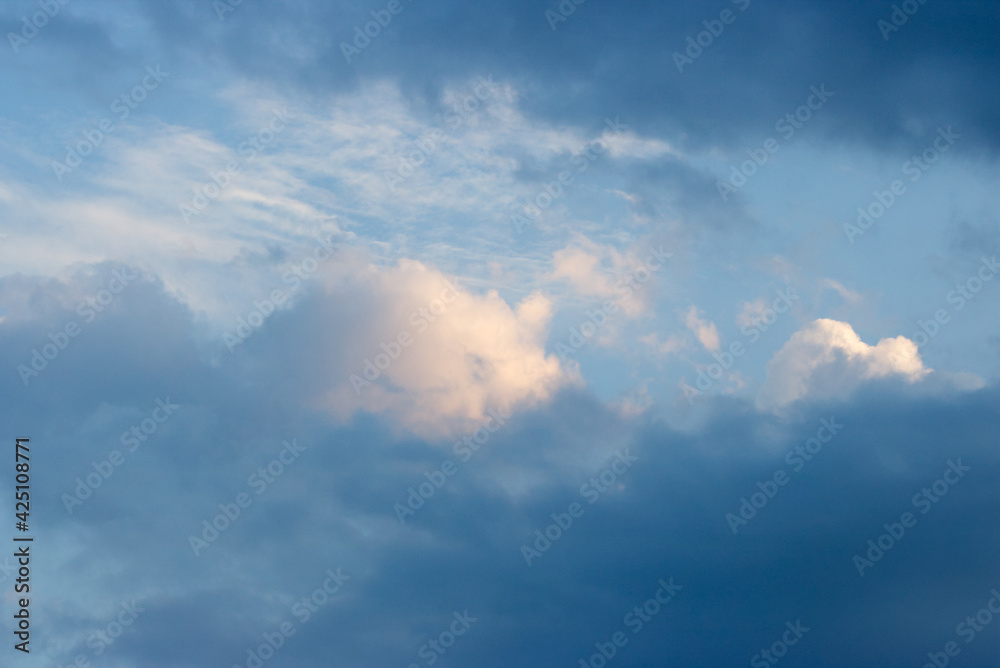 Obraz premium Clearing sky after the storm with dark blue and white clouds