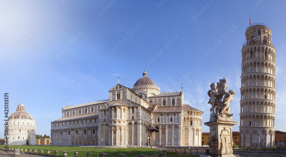 Full view of the Pisa Cathedral, from the Baptistery to the Leaning Tower