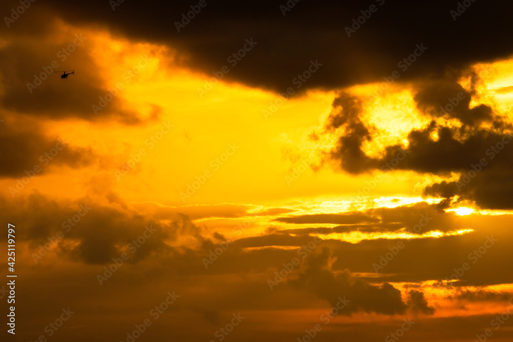 Fototapeta premium Sobrevoo de helicóptero durante o pôr-do-sol.