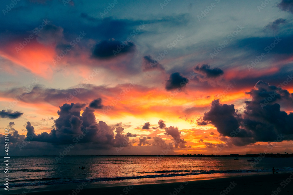 Pôr-do-sol na praia de Serrambi.