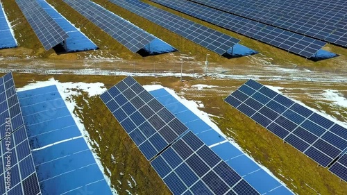 fotowoltaika panele solarne zdjęcia lotnicze farma fotowoltaiczna alternatywna energia photo
