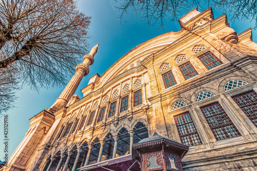 Obraz na płótnie Looking up at the front of Nuruosmaniye Mosque in Istanbul. w salonie