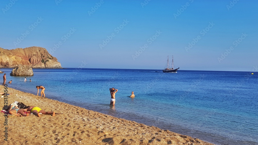 Obraz premium people walking on the beach