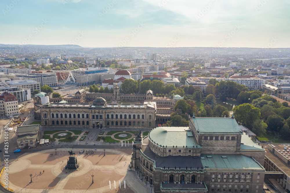 Obraz premium Theaterplatz with Siempre Opera and Zwinger palace in summer