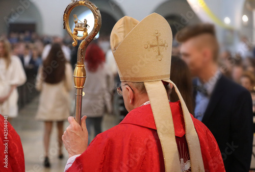 Fotografering The bishop provides the Sacrament of Confirmation
