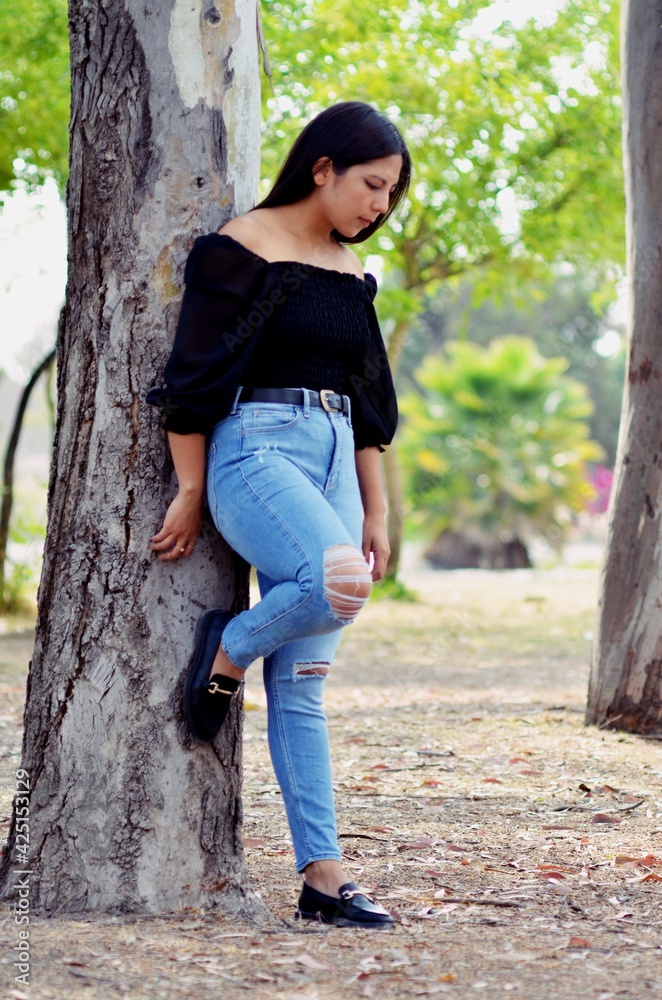 Mujer joven en parque gozando de buena salud al aire libre Mujer joven en parque gozando de buena salud al aire libre